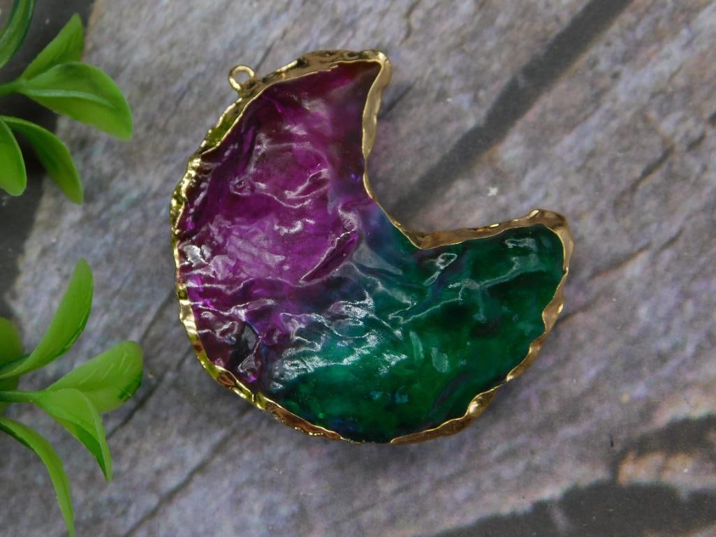 RAINBOW GRADIENT CRYSTAL MOON PENDANT ROCK STONE LAPIDARY SPECIMEN: RAINBOW GRADIENT CRYSTAL MOON PENDANT ROCK STONE LAPIDARY SPECIMEN