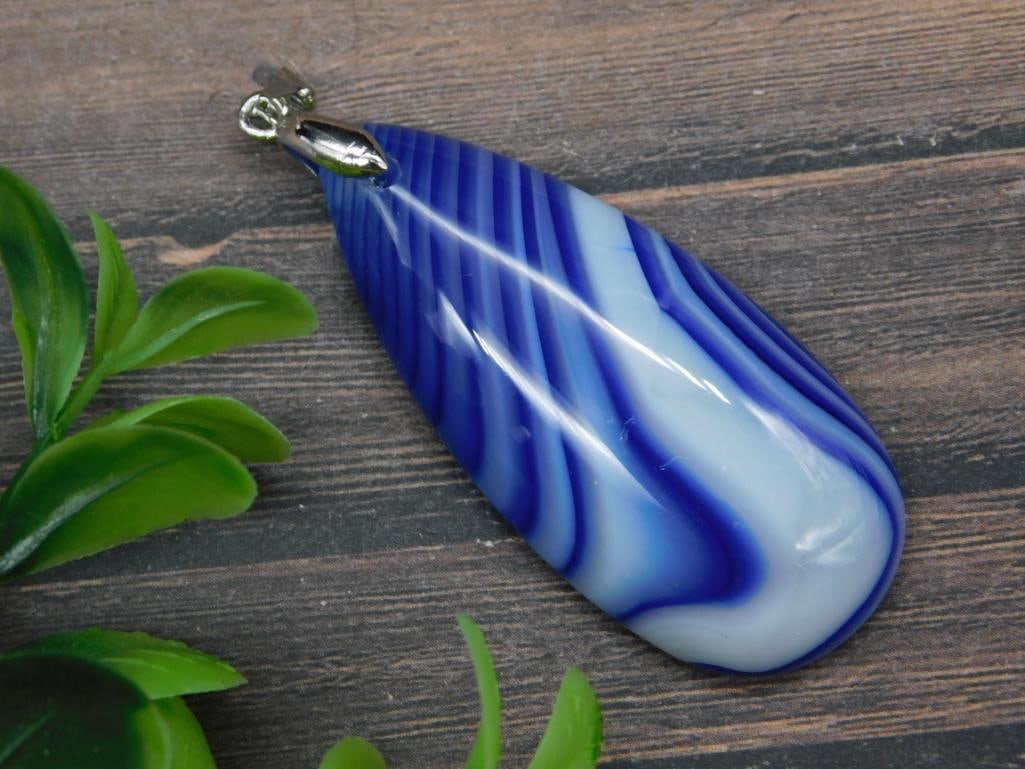 BLUE AND WHITE AGATE PENDANT ROCK STONE LAPIDARY SPECIMEN: BLUE AND WHITE AGATE PENDANT ROCK STONE LAPIDARY SPECIMEN