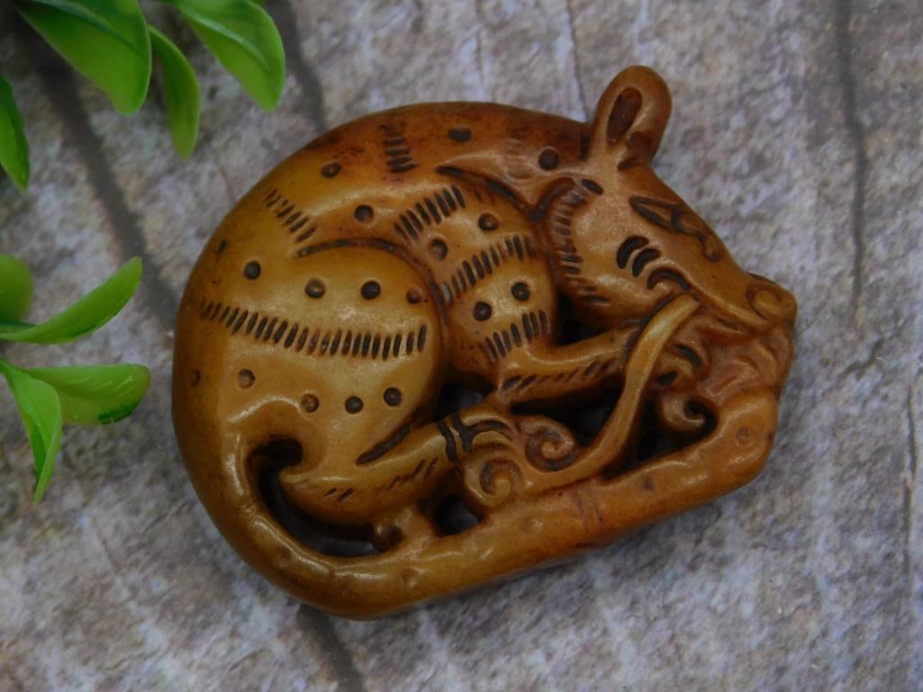 CARVED JADE ROCK STONE LAPIDARY SPECIMEN: CARVED JADE ROCK STONE LAPIDARY SPECIMEN