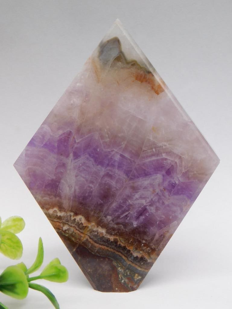 A CARVED AMETHYST ROCK STONE LAPIDARY SPECIMEN: CARVED AMETHYST ROCK STONE LAPIDARY SPECIMEN