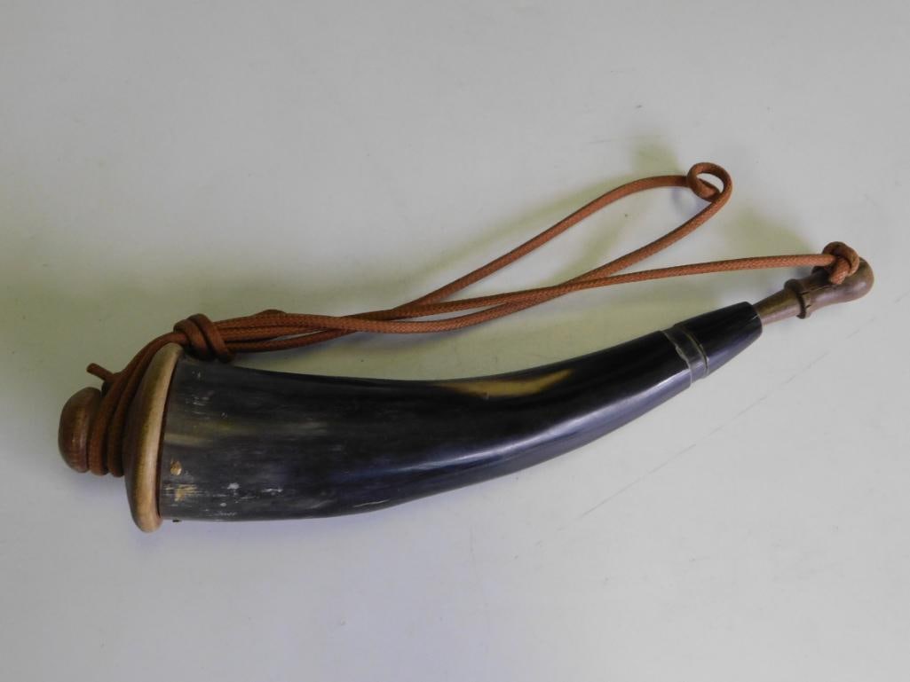 A BLACK POWDER HORN FLAKE WITH STRAP AND PLUG: BLACK POWDER HORN FLAKE WITH STRAP AND PLUG