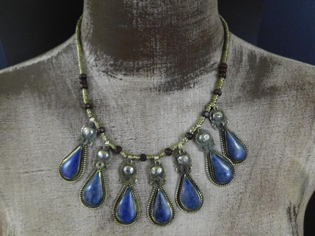 A LAPIS LAZULI TEARDROP STYLE NECKLACE ROCK STONE LAPIDARY SPECIMEN: LAPIS LAZULI TEARDROP STYLE NECKLACE ROCK STONE LAPIDARY SPECIMEN