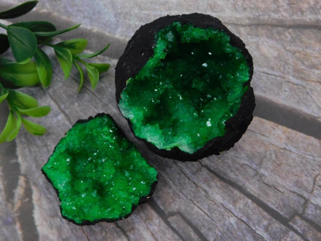 A GREEN GEODE ROCK STONE LAPIDARY SPECIMEN: GREEN GEODE ROCK STONE LAPIDARY SPECIMEN