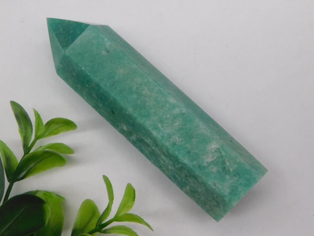 A AVENTURINE TOWER ROCK STONE LAPIDARY SPECIMEN: AVENTURINE TOWER ROCK STONE LAPIDARY SPECIMEN