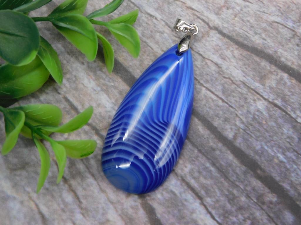 BLUE AGATE PENDANT ROCK STONE LAPIDARY SPECIMEN: BLUE AGATE PENDANT ROCK STONE LAPIDARY SPECIMEN