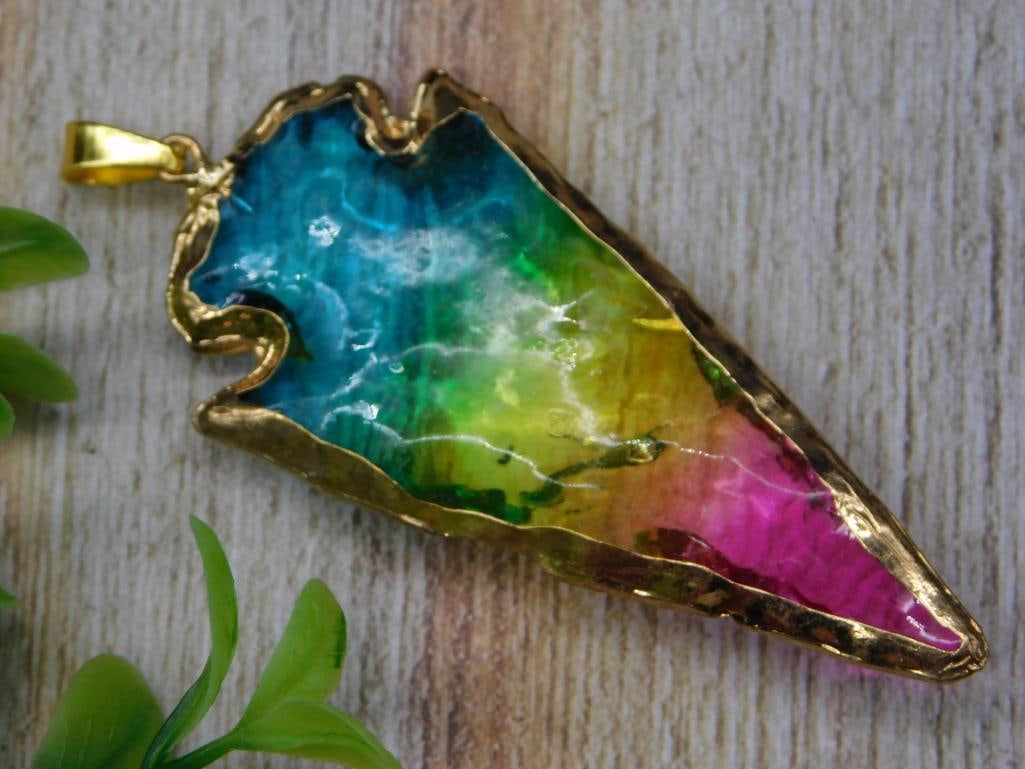 RAINBOW AURA QUARTZ ARROWHEAD PENDANT ROCK STONE LAPIDARY SPECIMEN: RAINBOW AURA QUARTZ ARROWHEAD PENDANT ROCK STONE LAPIDARY SPECIMEN