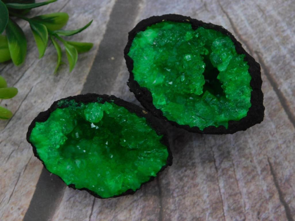 GREEN GEODE ROCK STONE LAPIDARY SPECIMEN (1 of 2)