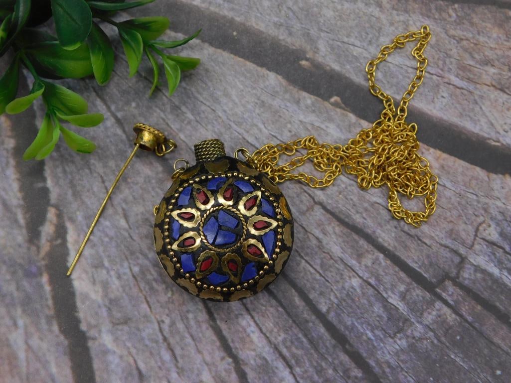 STONE STUDDED SNUFF BOTTLE ON CHAIN NECKLACE VINTAGE ANTIQUE: STONE STUDDED SNUFF BOTTLE ON CHAIN NECKLACE VINTAGE ANTIQUE