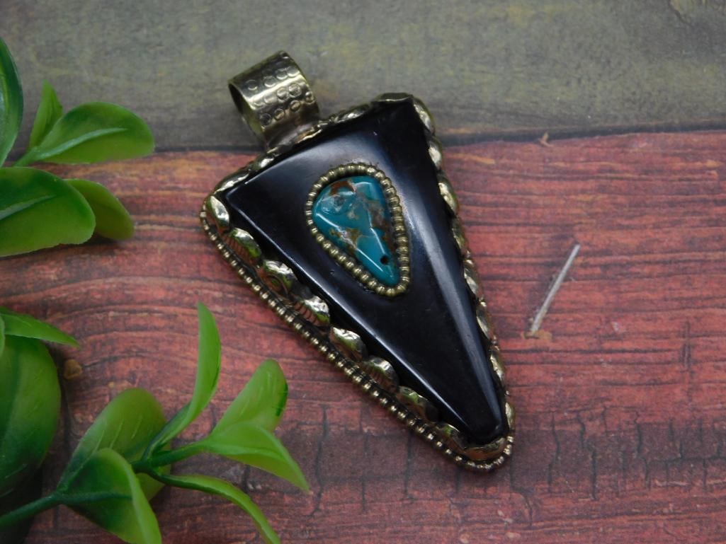 OBSIDIAN AND TURQUOISE PENDANT WITH INTRICATE TOOLING ROCK STONE LAPIDARY SPECIMEN: OBSIDIAN AND TURQUOISE PENDANT WITH INTRICATE TOOLING ROCK STONE LAPIDARY SPECIMEN