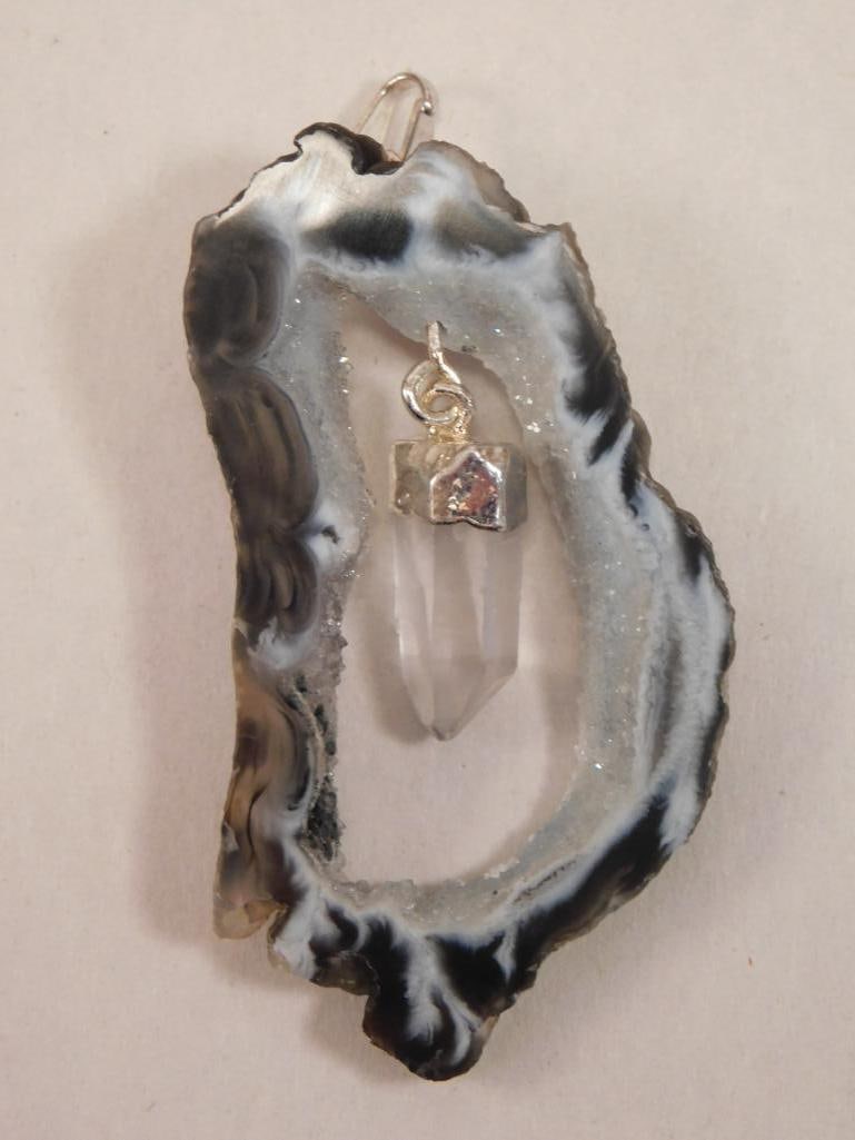 GEODE SLICE PENDANT WITH CRYSTAL ROCK STONE LAPIDARAY SPECIMEN: GEODE SLICE PENDANT WITH CRYSTAL ROCK STONE LAPIDARAY SPECIMEN