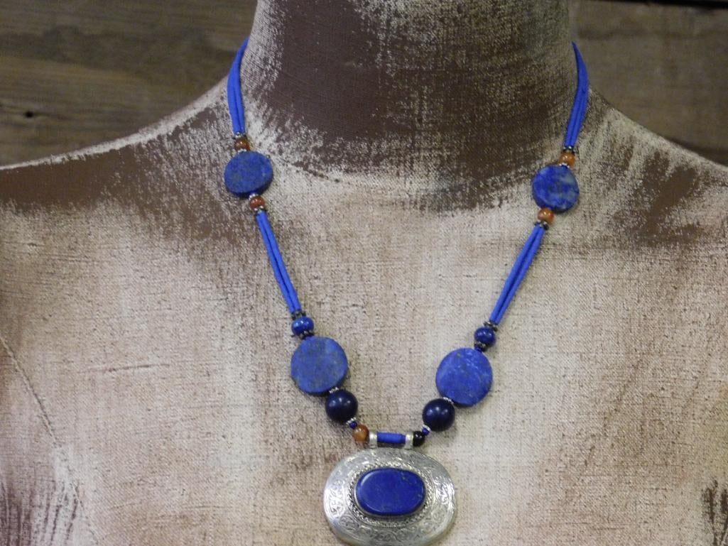 LAPIS LAZULI NECKLACE ROCK STONE LAPIDARY SPECIMEN: LAPIS LAZULI NECKLACE ROCK STONE LAPIDARY SPECIMEN