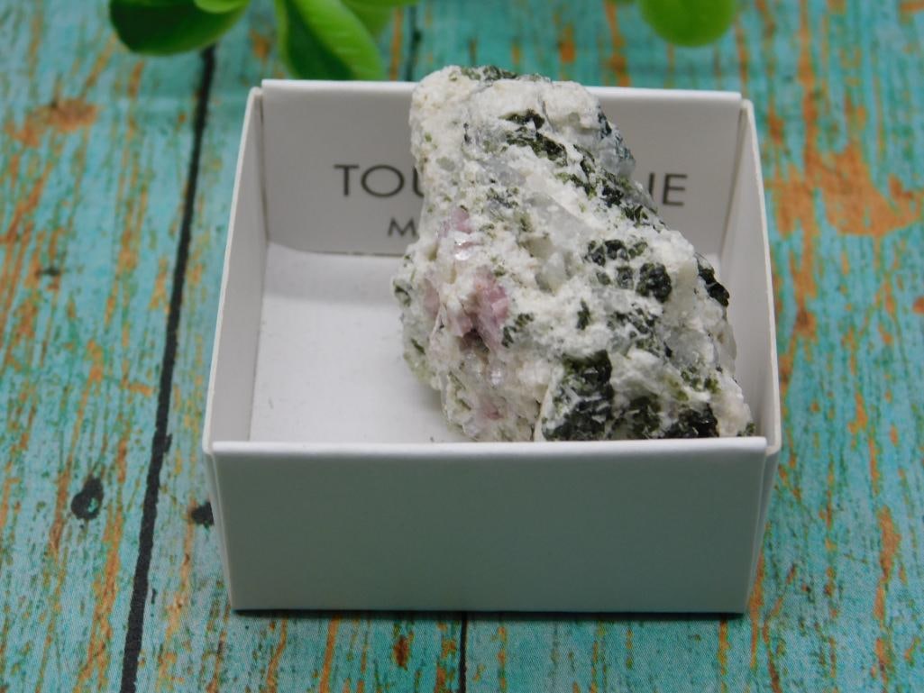 GREEN TOURMALINE ROCK STONE LAPIDARY SPECIMEN: GREEN TOURMALINE ROCK STONE LAPIDARY SPECIMEN