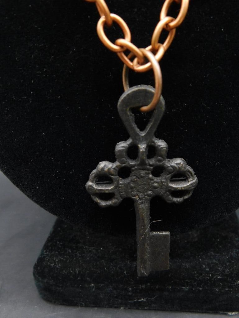 KEY PENDANT ON CHAIN NECKLACE: KEY PENDANT ON CHAIN NECKLACE