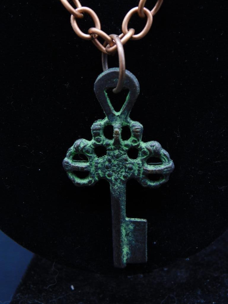 VINTAGE KEY PENDANT ON CHAIN NECKLACE: VINTAGE KEY PENDANT ON CHAIN NECKLACE