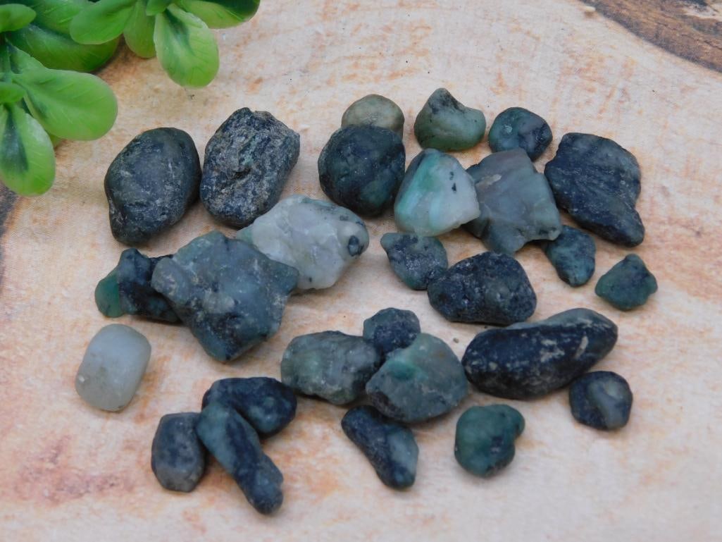 ROUGH EMERALD ROCK STONE LAPIDARY SPECIMEN (1 of 2)