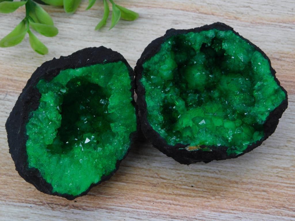 GREEN GEODE ROCK STONE LAPIDARY SPECIMEN: GREEN GEODE ROCK STONE LAPIDARY SPECIMEN