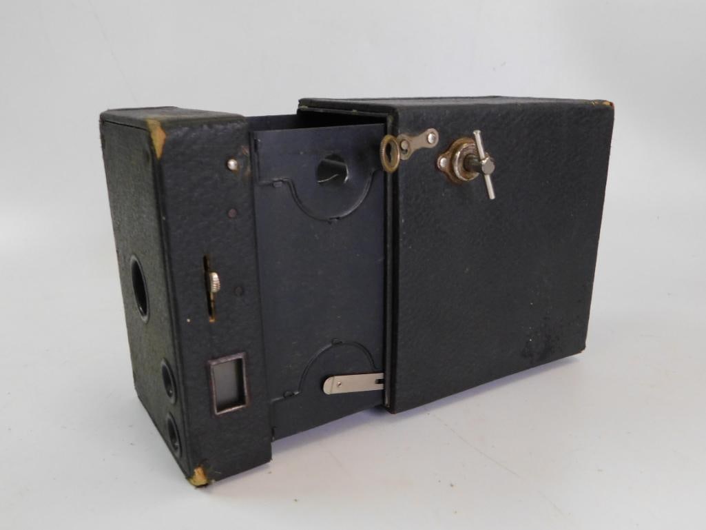 BROWNIE CAMERA MODEL B VINTAGE ANTIQUE (1 of 8)