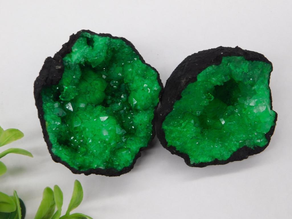 B GREEN GEODE ROCK STONE LAPIDARY SPECIMEN: GREEN GEODE ROCK STONE LAPIDARY SPECIMEN