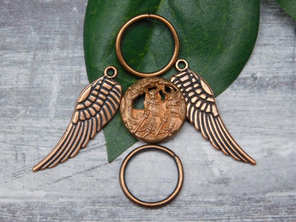 MIXED PENDANT LOT: MIXED PENDANT LOT