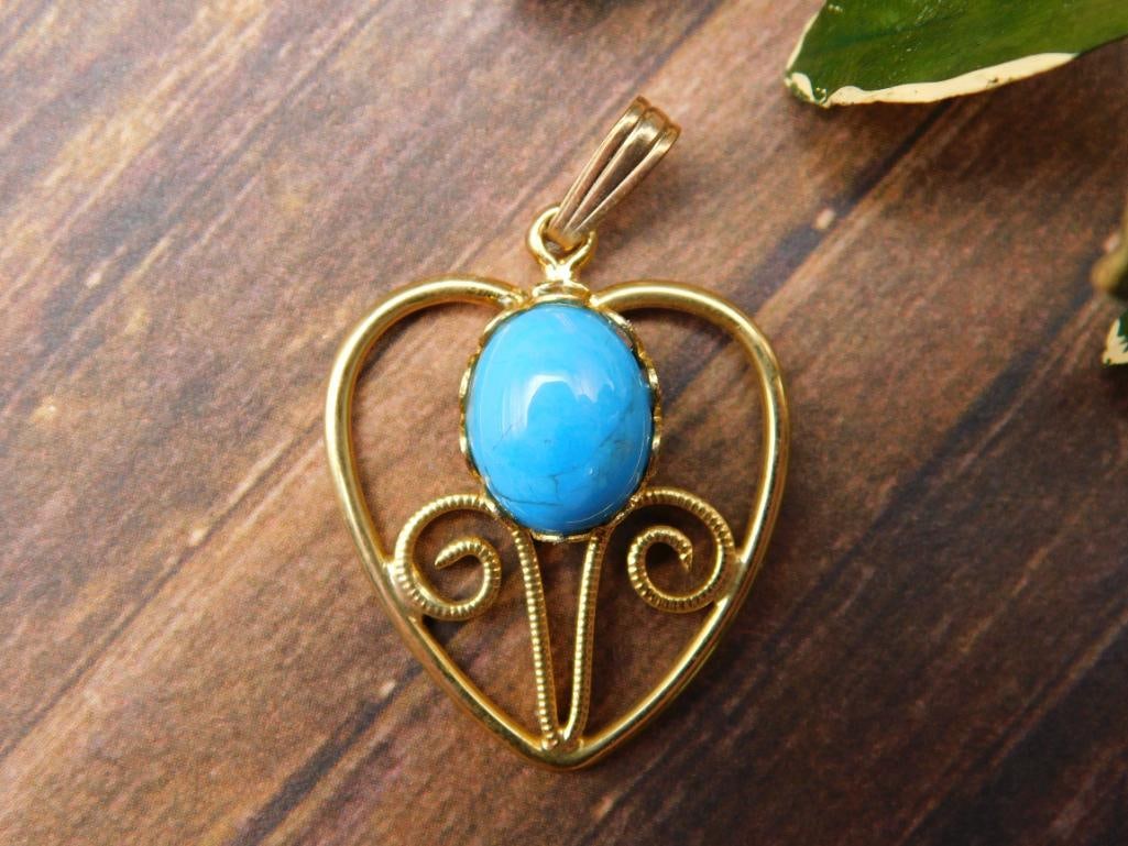 TURQUOISE STONE HEART PENDANT ROCK STONE LAPIDARY SPECIMEN: TURQUOISE STONE HEART PENDANT ROCK STONE LAPIDARY SPECIMEN