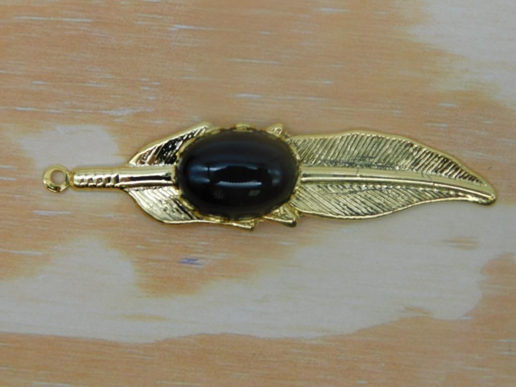 HAWKES EYE FEATHER PENDANT ROCK STONE LAPIDARY SPECIMEN: HAWKES EYE FEATHER PENDANT ROCK STONE LAPIDARY SPECIMEN