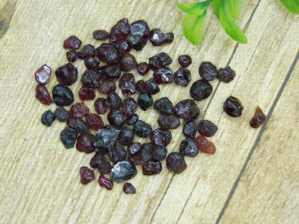 GARNET ROCK STONE LAPIDARY SPECIMEN: GARNET ROCK STONE LAPIDARY SPECIMEN