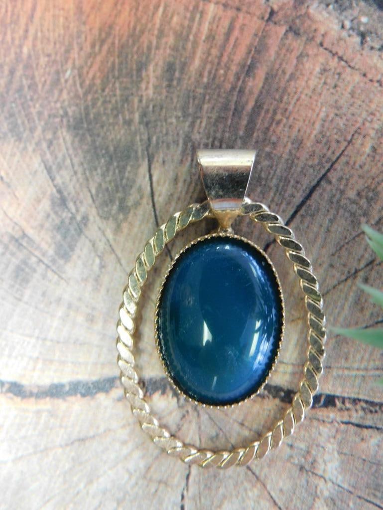 AVENTURINE PENDANT ROCK STONE LAPIDARY SPECIMEN: AVENTURINE PENDANT ROCK STONE LAPIDARY SPECIMEN