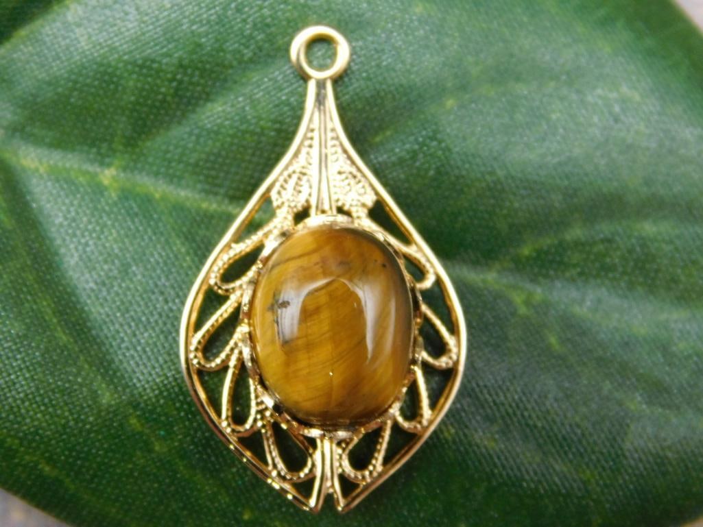 TIGERS EYE PENDANT ROCK STONE LAPIDARY SPECIMEN: TIGERS EYE PENDANT ROCK STONE LAPIDARY SPECIMEN