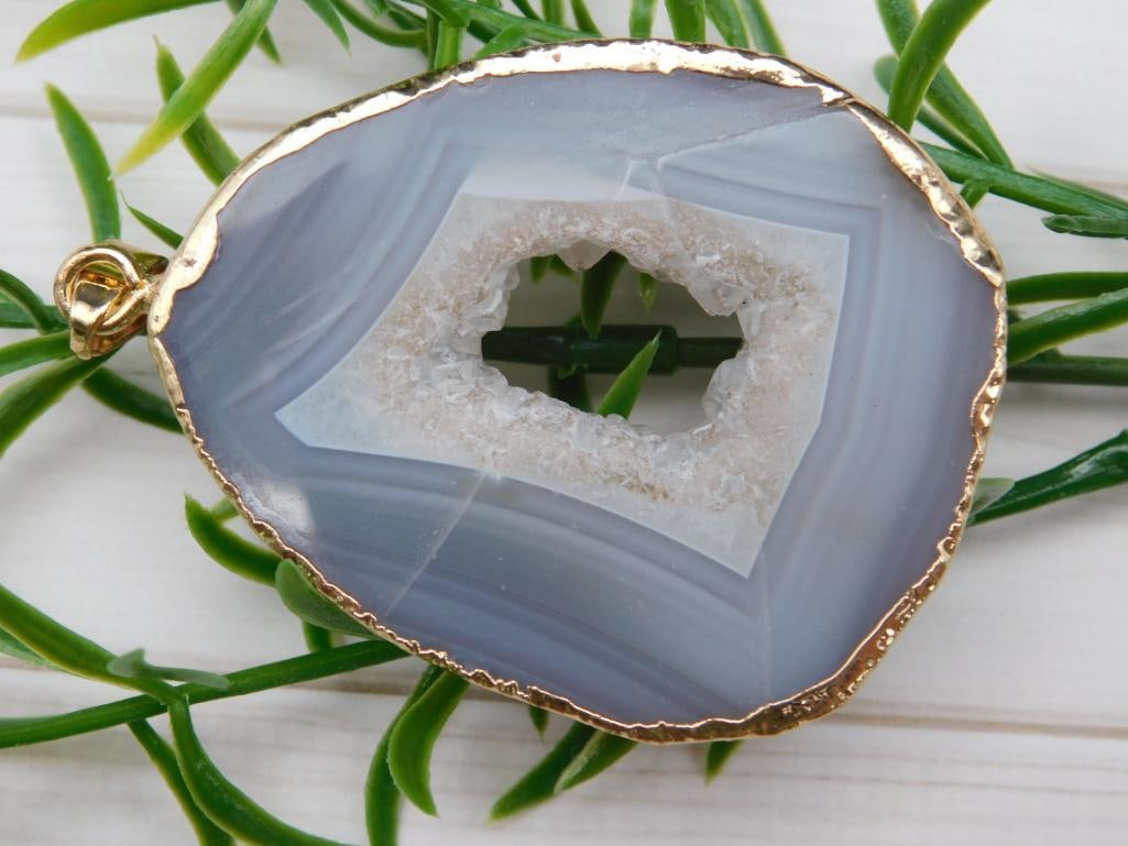 GEODE SLICE PENDANT ROCK STONE LAPIDARY SPECIMEN: GEODE SLICE PENDANT ROCK STONE LAPIDARY SPECIMEN
