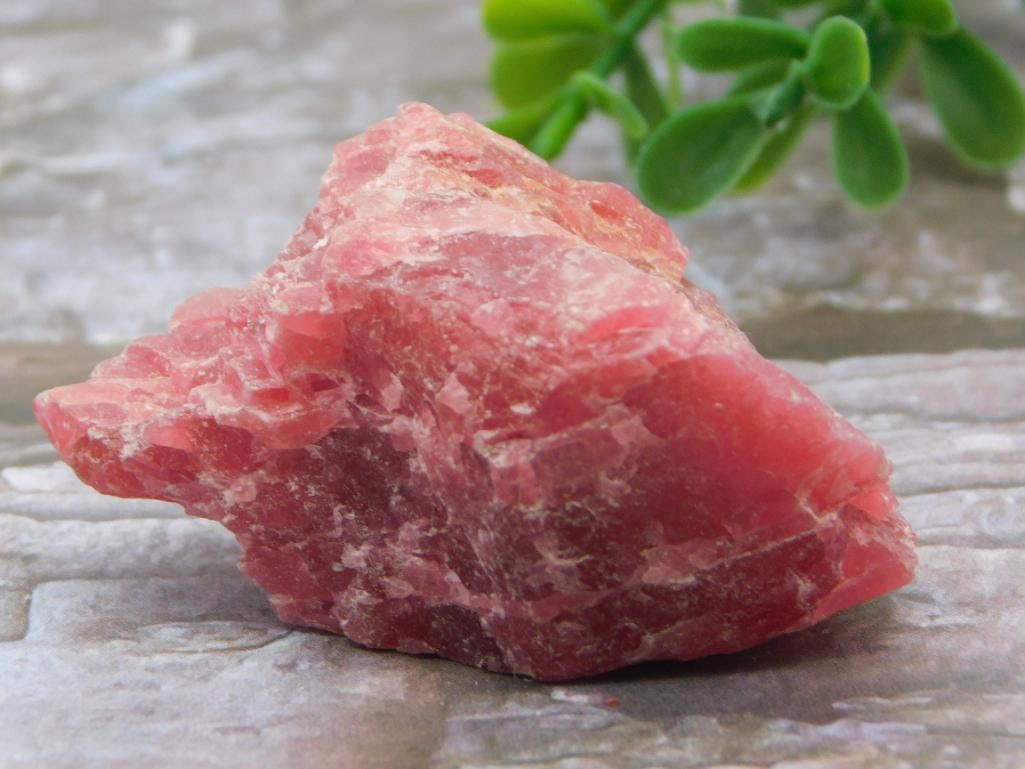 GEM RHODONITE 235 CARATS ROCK STONE LAPIDARY SPECIMEN: GEM RHODONITE 235 CARATS ROCK STONE LAPIDARY SPECIMEN