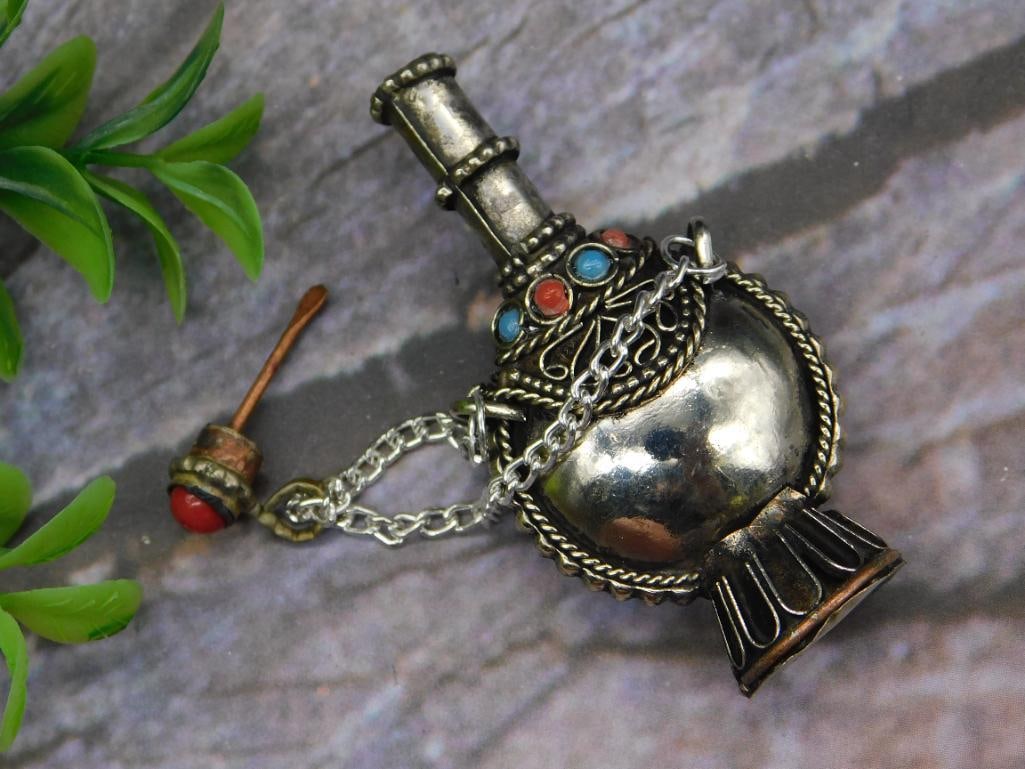 TURQUOISE AND RED CORAL STUDDED SNUFF BOTTLE VINTAGE ANTIQUE: TURQUOISE AND RED CORAL STUDDED SNUFF BOTTLE VINTAGE ANTIQUE