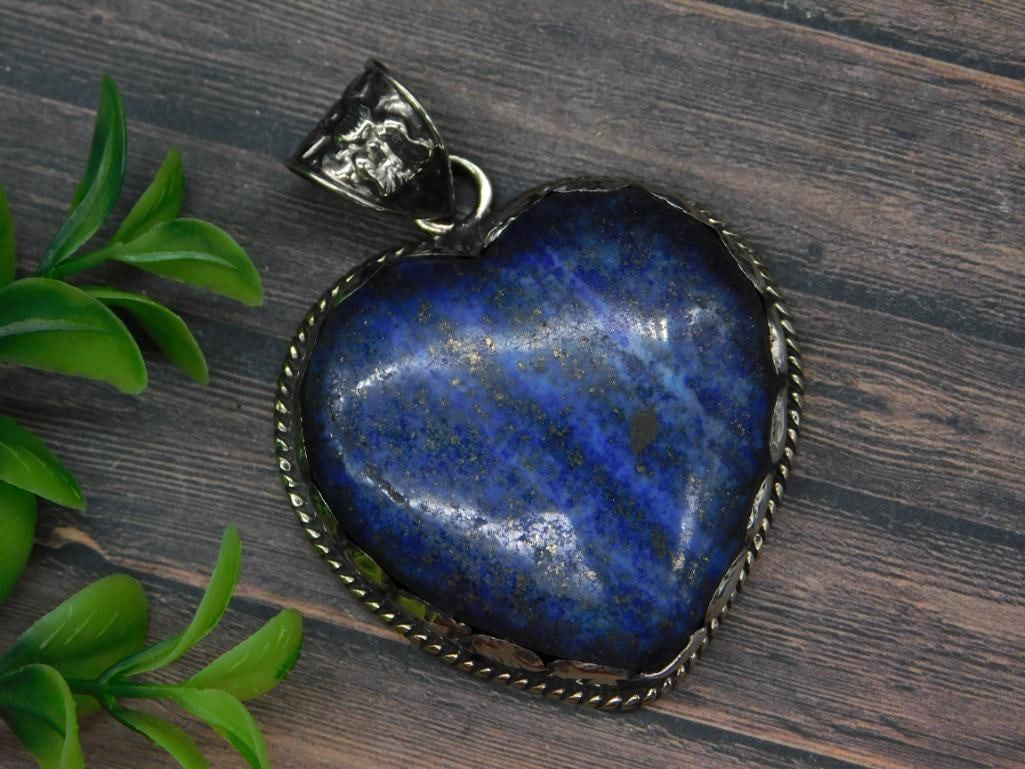 LAPIS LAZULI HEART PENDANT WITH INTRICATE TOOLING ROCK STONE LAPIDARY SPECIMEN: LAPIS LAZULI HEART PENDANT WITH INTRICATE TOOLING ROCK STONE LAPIDARY SPECIMEN