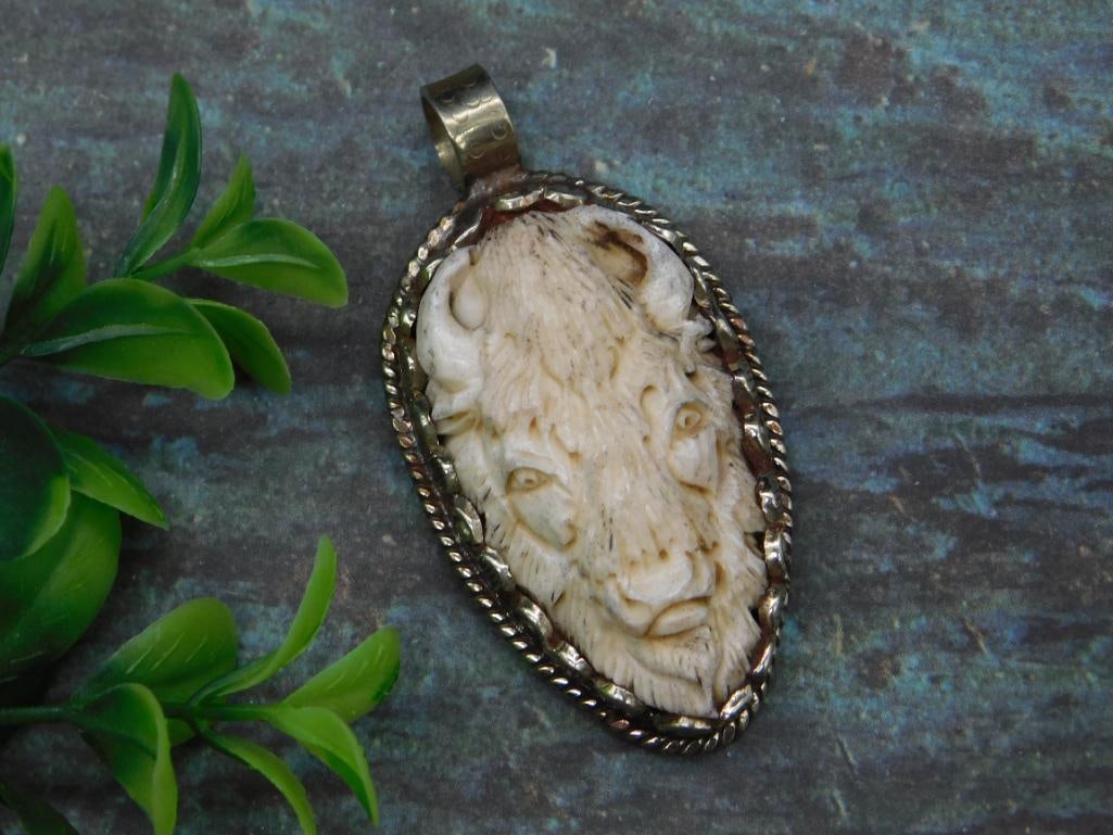 CARVED BISON PENDANT ROCK STONE LAPIDARY SPECIMEN: CARVED BISON PENDANT ROCK STONE LAPIDARY SPECIMEN