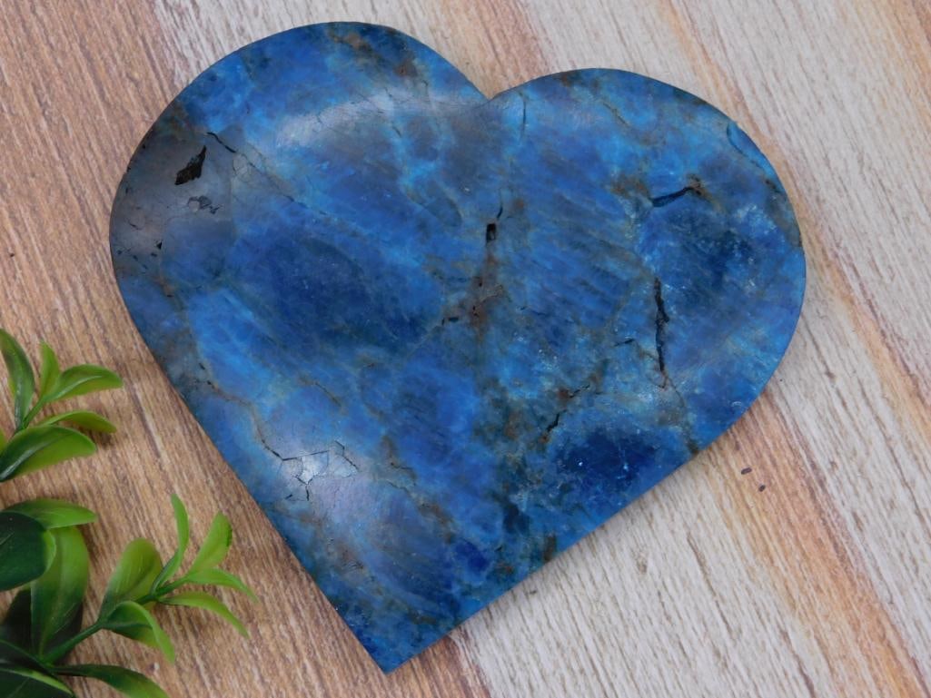 APATITE HEART ROCK STONE LAPIDARY SPECIMEN: APATITE HEART ROCK STONE LAPIDARY SPECIMEN