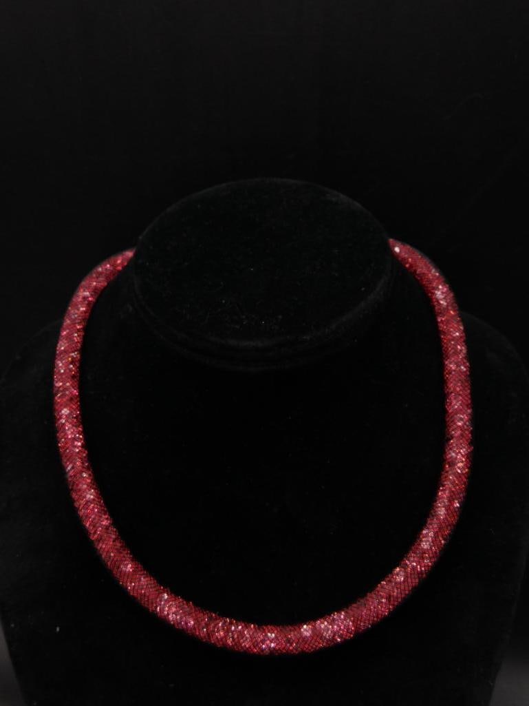 STARDUST RED CHOKER WITH MAGNETIC CLASP: STARDUST RED CHOKER WITH MAGNETIC CLASP