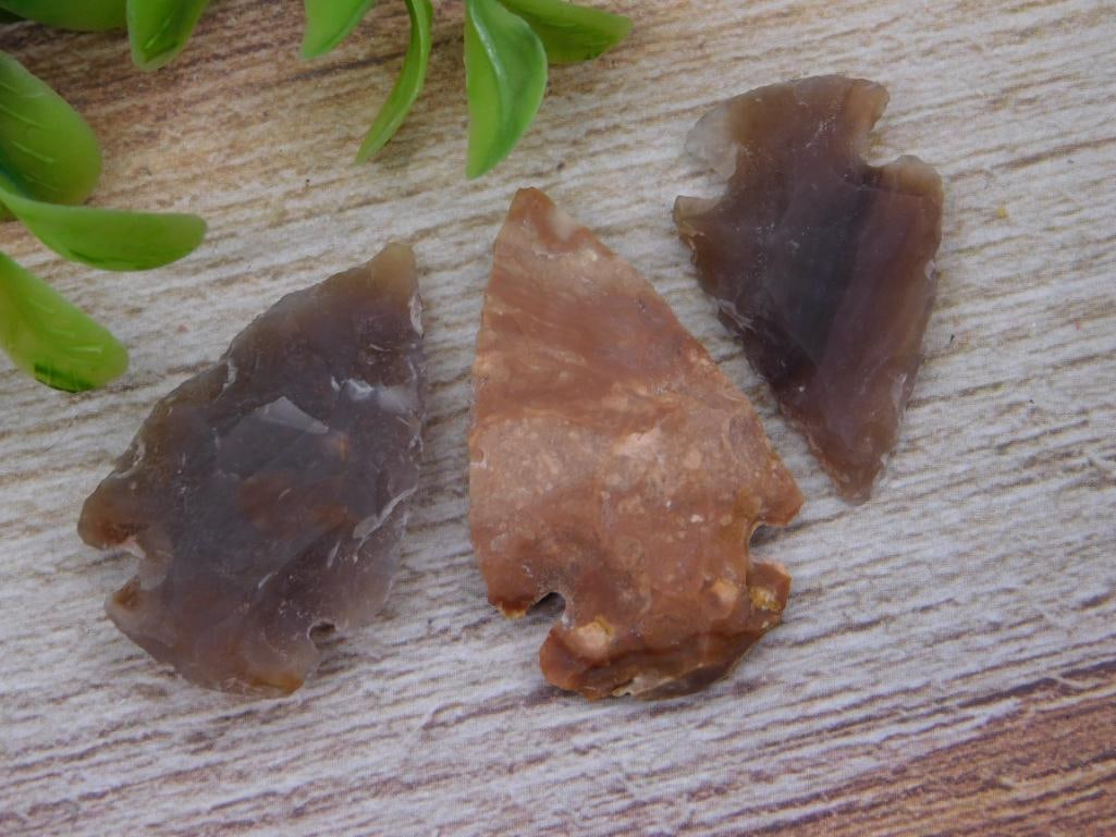 HAND KNAPPED ARROWHEADS ROCK STONE LAPIDARY SPECIMEN: HAND KNAPPED ARROWHEADS ROCK STONE LAPIDARY SPECIMEN