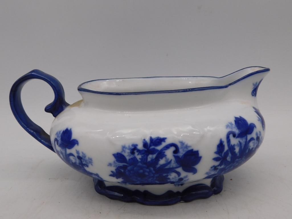 C VINTAGE PORCELAIN GRAVY BOAT BLUE AND WHITE COBALT FLORAL CHINOISERIE PATTERN: C VINTAGE PORCELAIN GRAVY BOAT BLUE AND WHITE COBALT FLORAL CHINOISERIE PATTERN