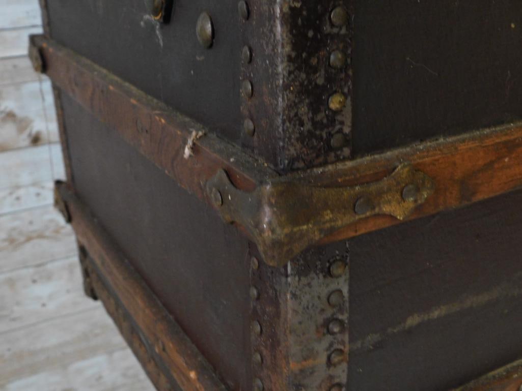 C VINTAGE STEAMER TRUNK ANTIQUE - 6