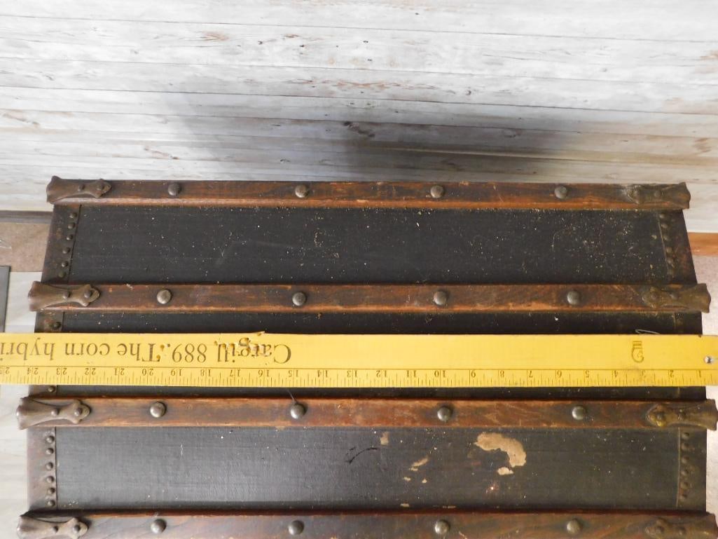 C VINTAGE STEAMER TRUNK ANTIQUE - 8