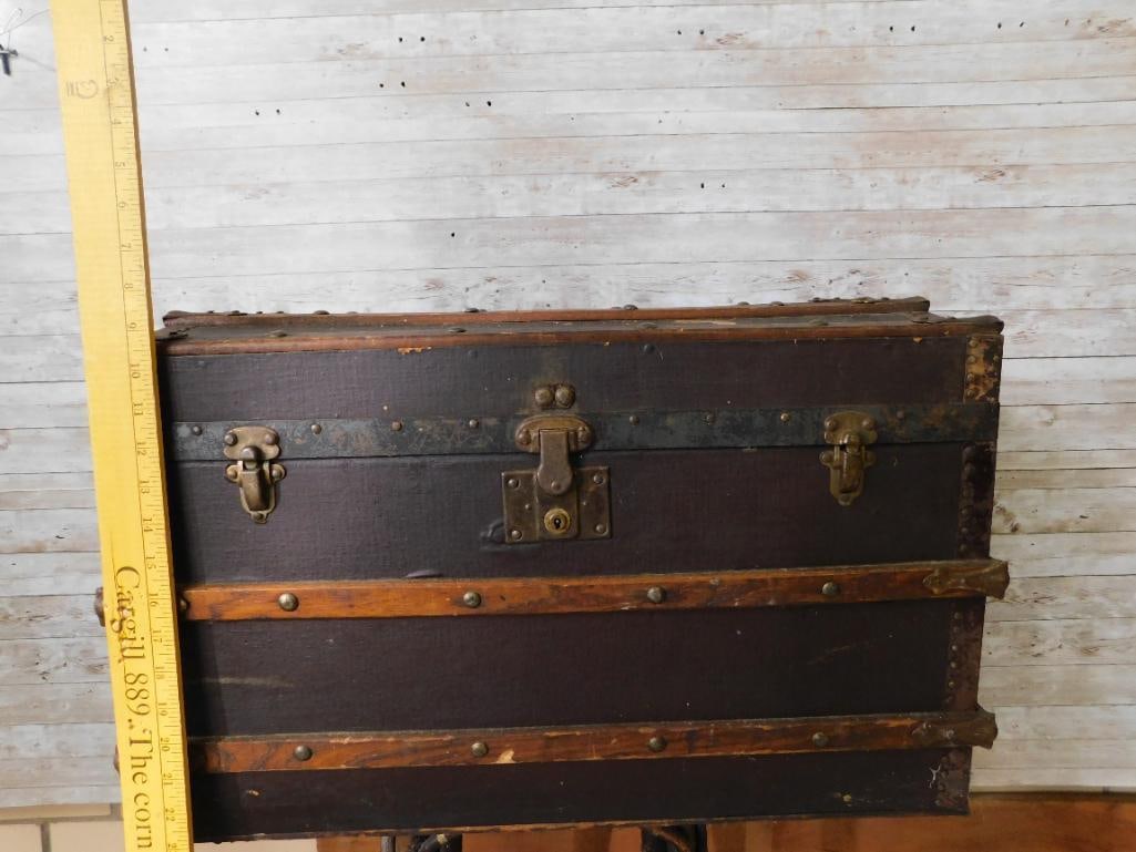 C VINTAGE STEAMER TRUNK ANTIQUE - 9