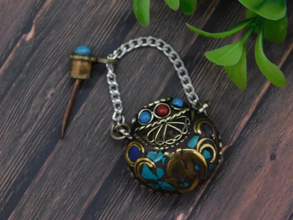 STONE-STUDDED SNUFF BOTTLE: STONE-STUDDED SNUFF BOTTLE