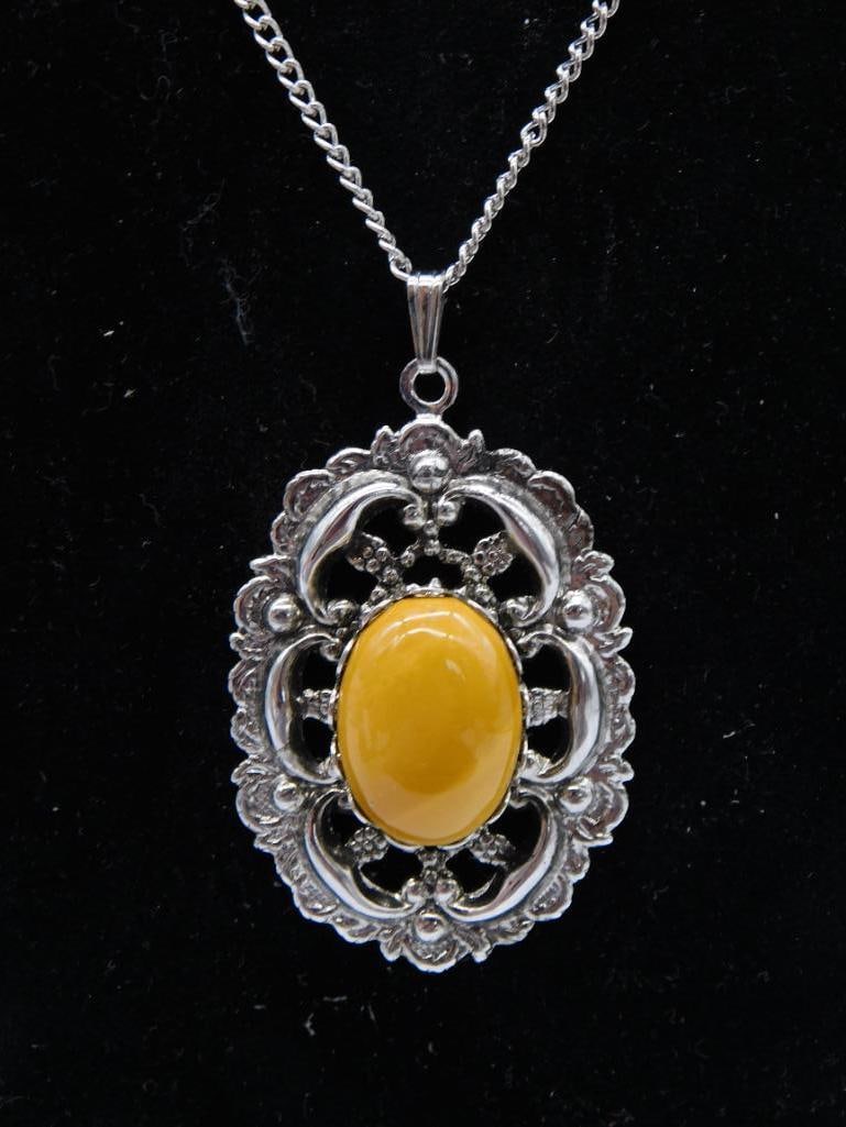 YELLOW STONE PENDANT ON CHAIN NECKLACE ROCK STONE LAPIDARY SPECIMEN: YELLOW STONE PENDANT ON CHAIN NECKLACE ROCK STONE LAPIDARY SPECIMEN