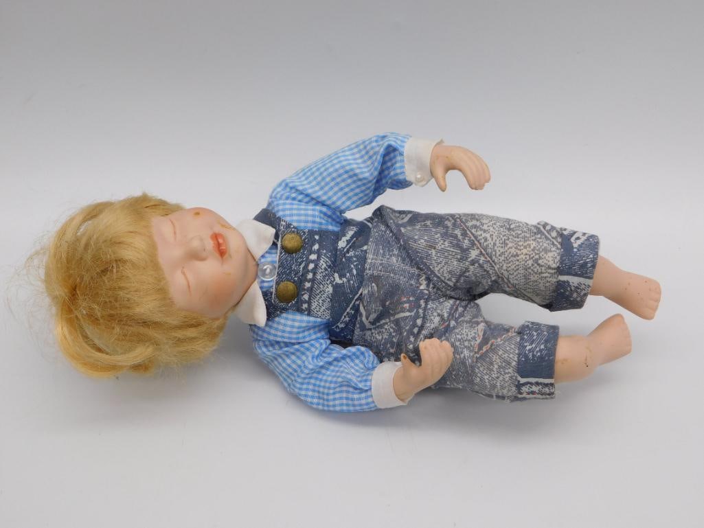 BLONDE SLEEPING BABY DOLL WITH OVERALLS VINTAGE ANTIQUE TOY: BLONDE SLEEPING BABY DOLL WITH OVERALLS VINTAGE ANTIQUE TOY