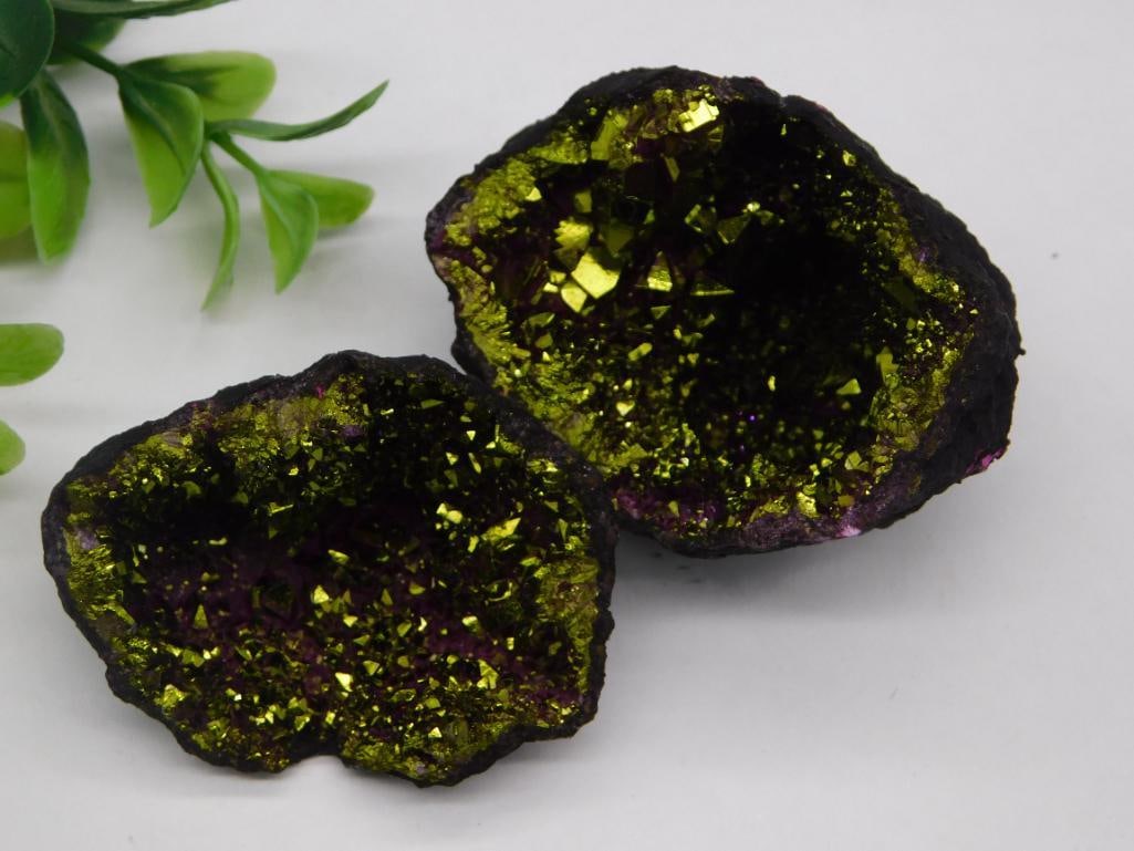 A PURPLE AND GOLD GEODE ROCK STONE LAPIDARY SPECIMEN: A PURPLE AND GOLD GEODE ROCK STONE LAPIDARY SPECIMEN