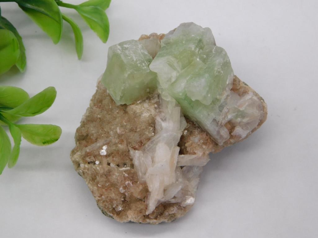 GREEN APOPHYLLITE STILBITE ROCK STONE LAPIDARY SPECIMEN: GREEN APOPHYLLITE STILBITE ROCK STONE LAPIDARY SPECIMEN