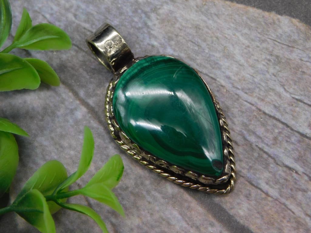 MALACHITE PENDANT WITH INTRICATE TOOLING ROCK STONE LAPIDARY SPECIMEN: MALACHITE PENDANT WITH INTRICATE TOOLING ROCK STONE LAPIDARY SPECIMEN