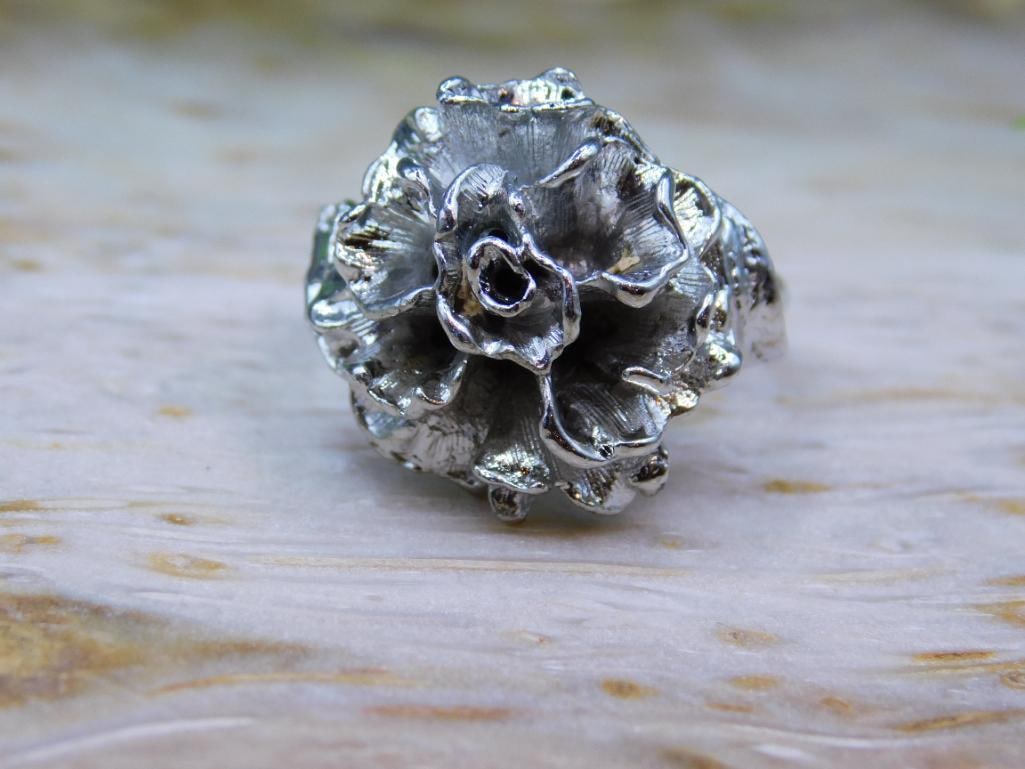 SILVER FLOWER RING ROCK STONE LAPIDARY SPECIMEN: SILVER FLOWER RING ROCK STONE LAPIDARY SPECIMEN