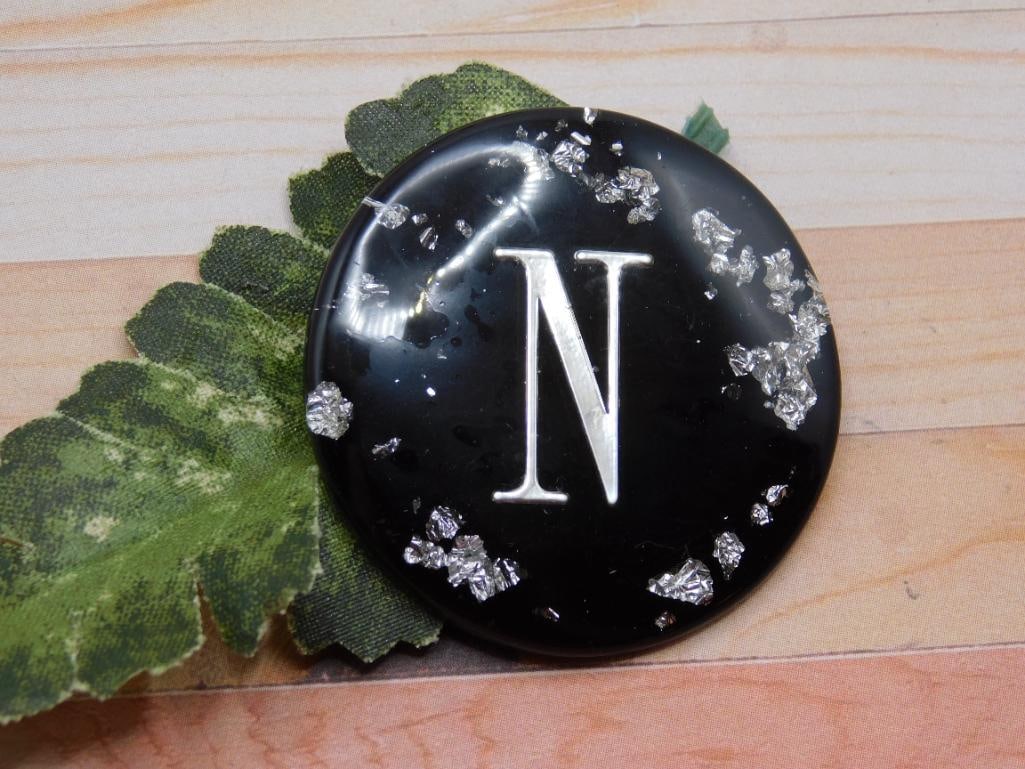 SILVER FLECKED N CABOCHON ROCK STONE LAPIDARY SPECIMEN: SILVER FLECKED N CABOCHON ROCK STONE LAPIDARY SPECIMEN