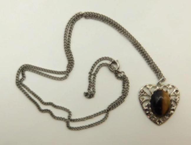 TIGERS EYE HEART PENDANT NECKLACE ROCK STONE LAPIDARY SPECIMEN: TIGERS EYE HEART PENDANT NECKLACE ROCK STONE LAPIDARY SPECIMEN