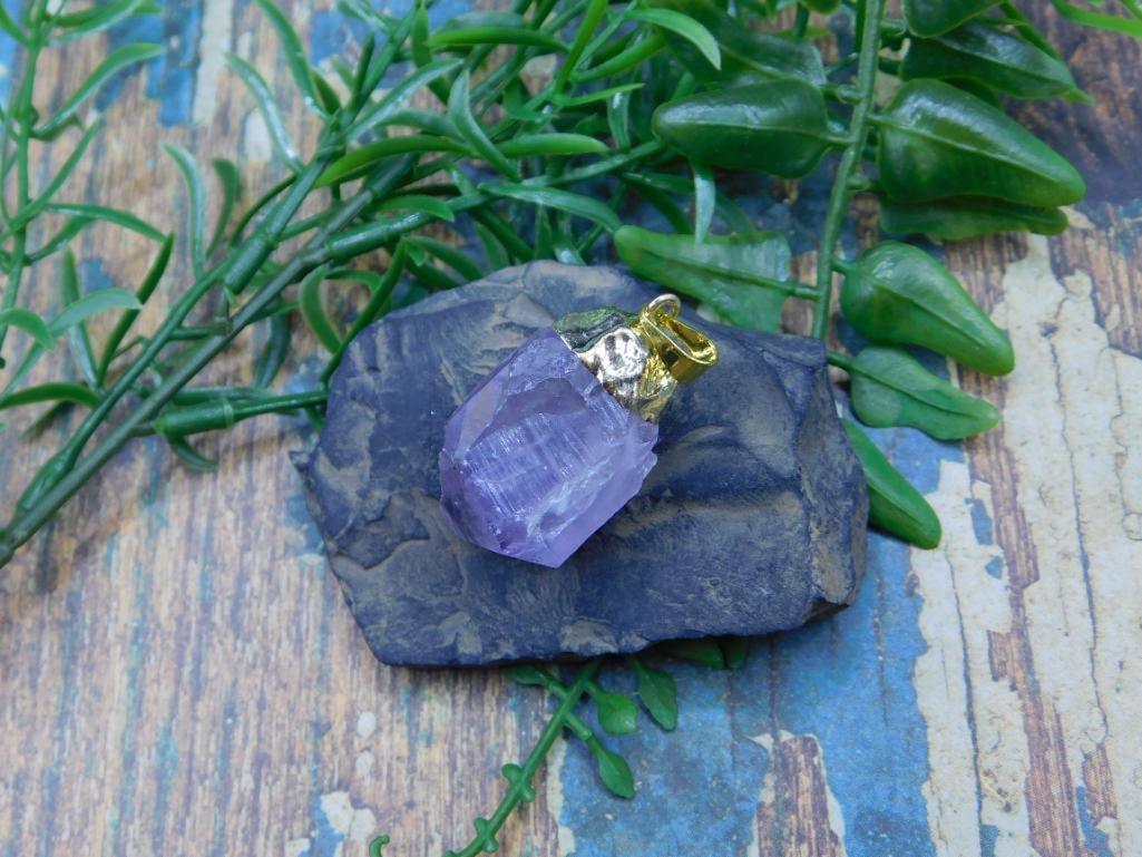 AMETHYST CRYSTAL PENDANT ROCK STONE LAPIDARY SPECIMEN: AMETHYST CRYSTAL PENDANT ROCK STONE LAPIDARY SPECIMEN